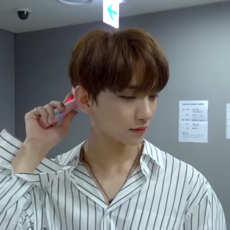 lqjisoos's tweet photo. he’s just- wow- i-i’d probably need that fan too https://t.co/FXFrvE72Kf