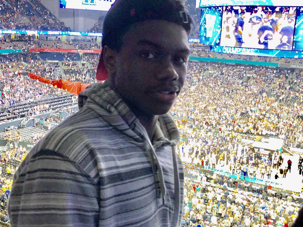 FanstandATX's tweet photo. Birthday S/O #Westwood G Brandon Parks ('20) #15, Fab Frosh Varsity debut ('16-'17), All 13-6A Warrior ('17-'18), returning for Coach Hastings, Fanstand Fam https://t.co/pCa2pE8TAu