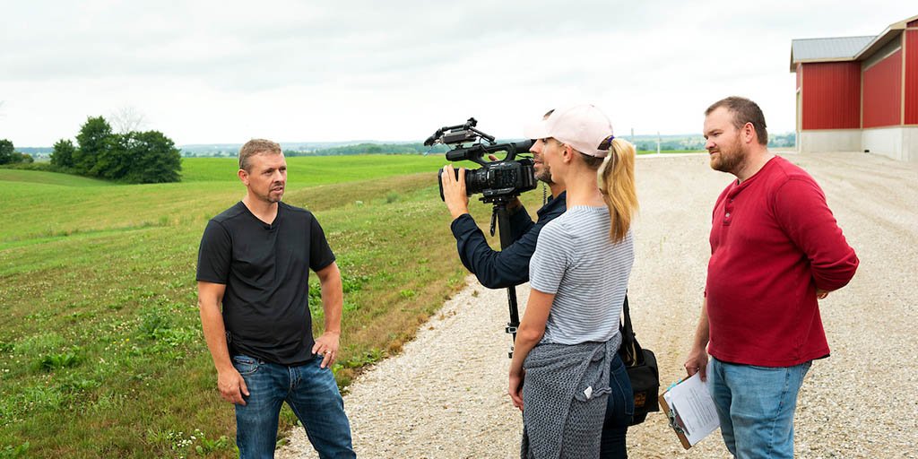 eggsoeufs's tweet photo. Thanks for dropping by the Ottens family egg farm this morning @weathernetwork and @michellemackey! For more information about Canadian eggs and egg farmers, visit https://t.co/z3DkLHKLn2. https://t.co/bSaskf35Az