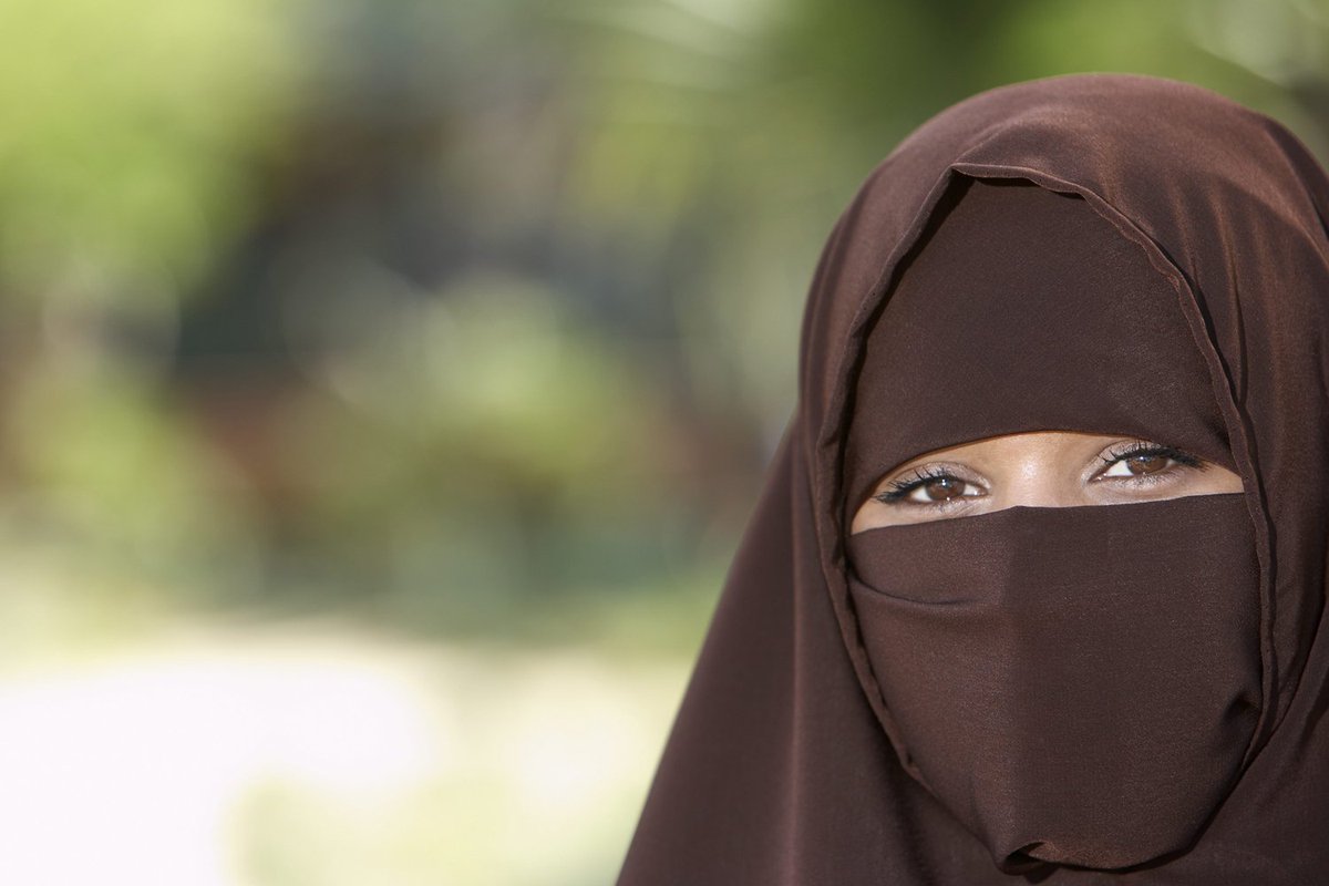 - Retweet if you're against niqab.

- Retweeter si vous êtes contre le niqab.
