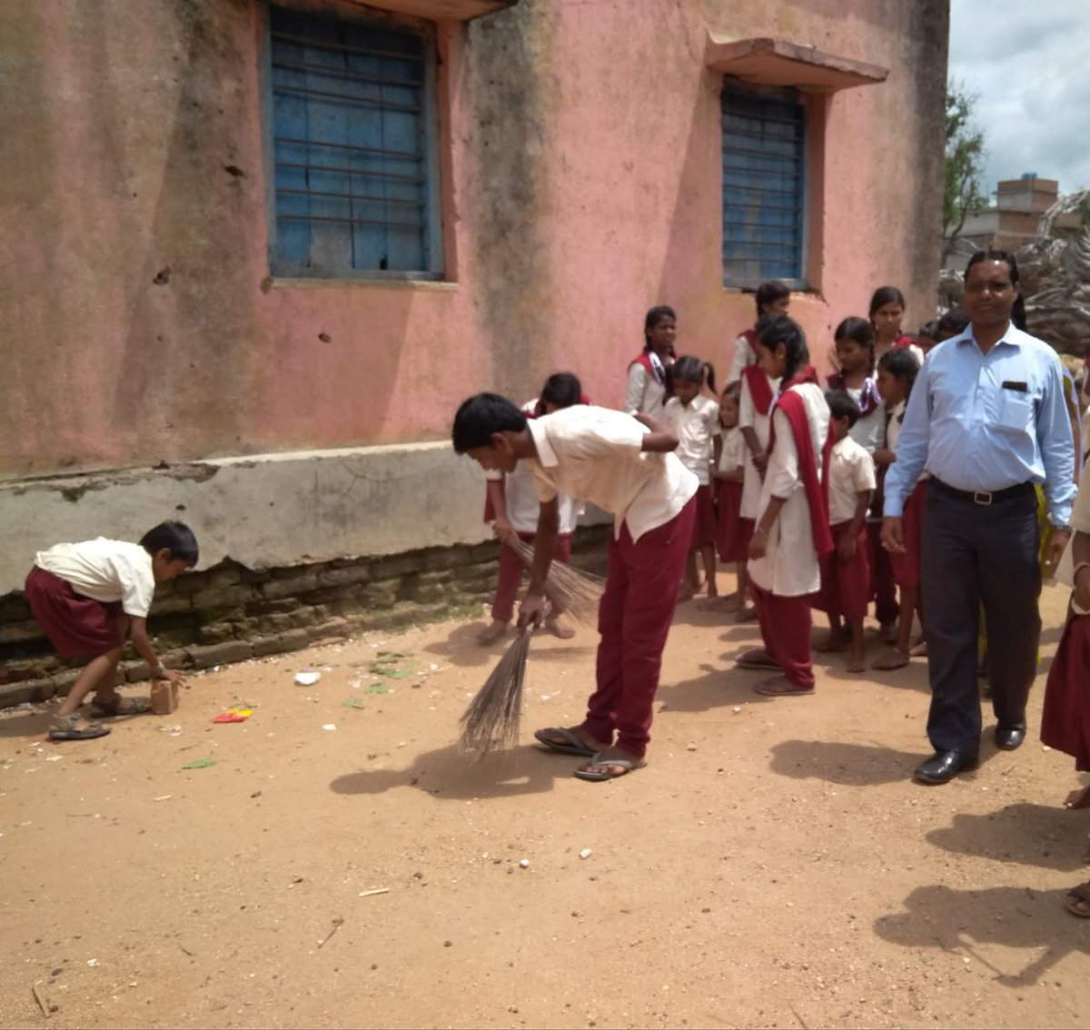 Swachhta Diwas organised in schools accompanied by Shramdan by teachers and students. #ZSBP <a href="/Swachhjhar/">Swachhjharkhand</a> <a href="/swachhbharat/">Swachh Bharat Mission - Grameen</a> <a href="/paramiyer_/">Param Iyer</a>