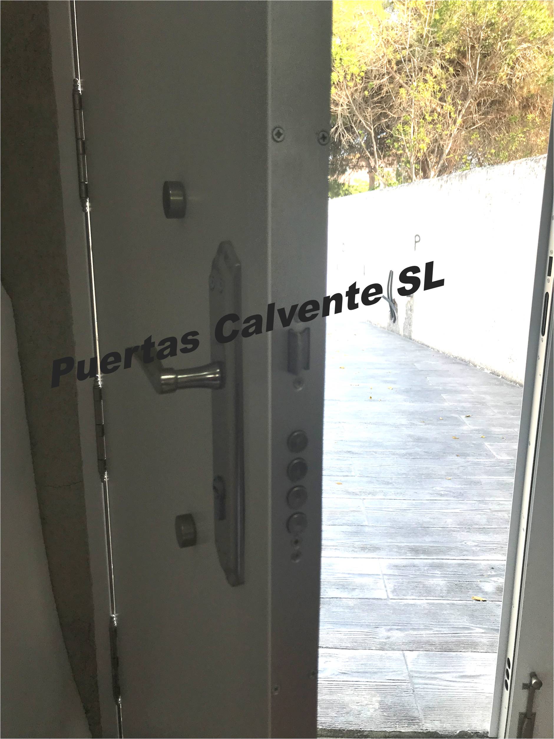 Puerta Corredera de Aluminio Blanca - Puertas Calvente