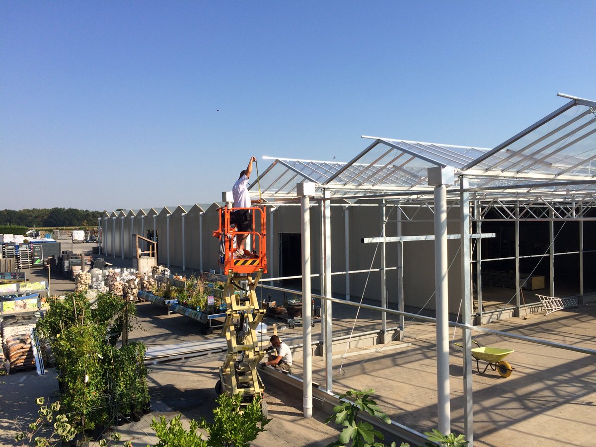 prinsgroup's tweet photo. Afgelopen weken heeft ons team hard gewerkt aan de bouw van het #kasproject @SchmitzTc in Vlodrop! Top werk mannen. #TheTotalGrowingSolution #kassenbouw #tuinbouw #kasprojecten #completekasprojecten #tuincentrum https://t.co/B8UXVCsxLE