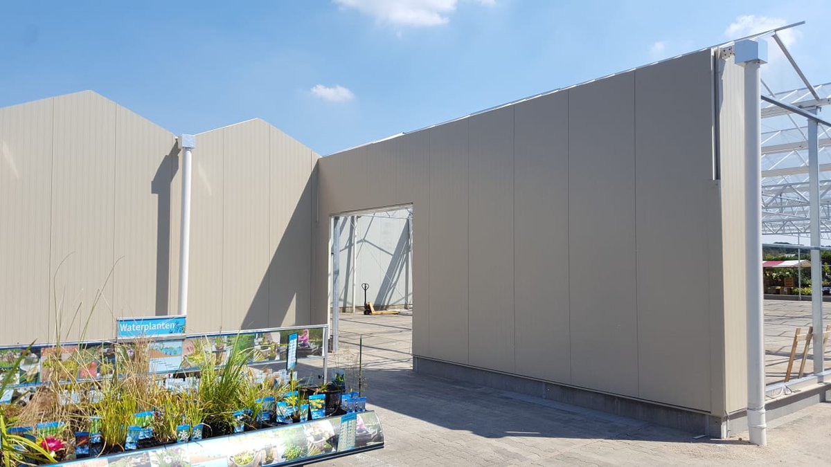 prinsgroup's tweet photo. Afgelopen weken heeft ons team hard gewerkt aan de bouw van het #kasproject @SchmitzTc in Vlodrop! Top werk mannen. #TheTotalGrowingSolution #kassenbouw #tuinbouw #kasprojecten #completekasprojecten #tuincentrum https://t.co/B8UXVCsxLE