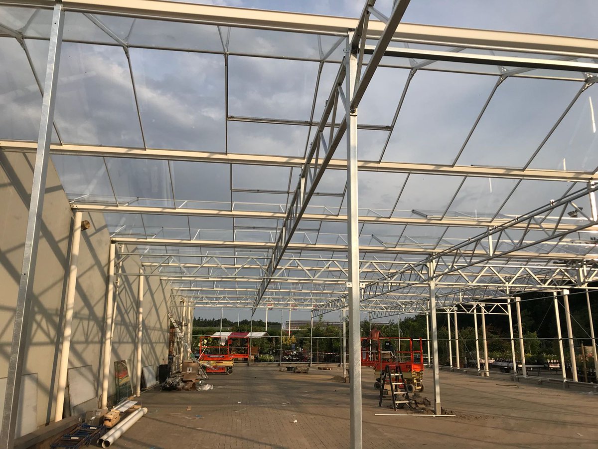 prinsgroup's tweet photo. Afgelopen weken heeft ons team hard gewerkt aan de bouw van het #kasproject @SchmitzTc in Vlodrop! Top werk mannen. #TheTotalGrowingSolution #kassenbouw #tuinbouw #kasprojecten #completekasprojecten #tuincentrum https://t.co/B8UXVCsxLE