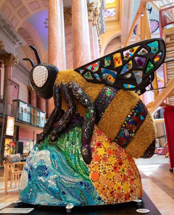 MCRMetrolink's tweet photo. Oooh it looks like there's a new 'most popular' bee in town 🐝 The @SeaShellTrust 'Shellbee' sculpture, located inside the @RXTheatre, is flying in front on the @Beeinthecitymcr app! If you have the app, will you vote for our #ManchesterDoodleBee and #ManchestersBuzz? :) https://t.co/9VfnY503gU