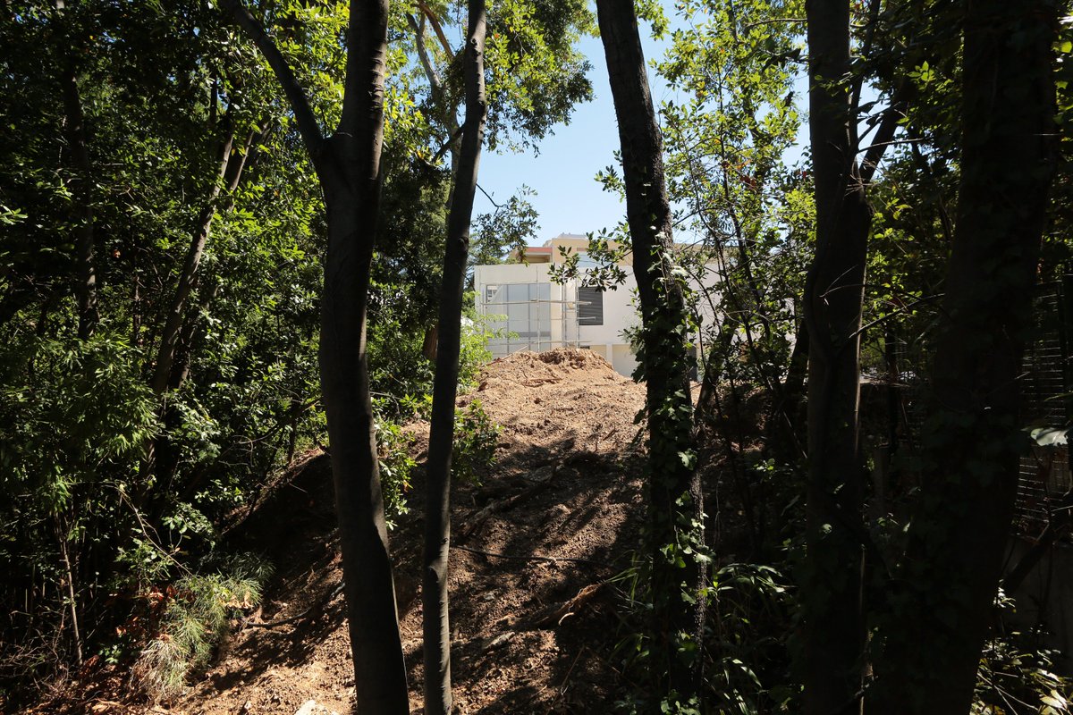 DavidLaMars's tweet photo. Cet immeuble mitoyen de la #Magalone avec portail donnant sur le parc m'intrigue... ça construit visiblement. J'ai fait le tour, aucun permis affiché... Doctrine #Malrait (célèbre élu omnipotent) ? ça parle à quelqu'un ? #Marseille https://t.co/MtOoCe9yvr