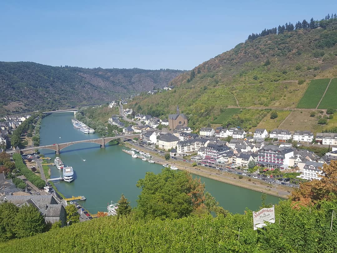 K_Koopmans's tweet photo. 🏞| Cochem en Briedel, wat waren jullie mooi 💕 Heerlijk lang weekend weg gehad met mijn schoonfamilie.
#cochem #briedel #familie #weekend #genieten https://t.co/kujv6FE1gI