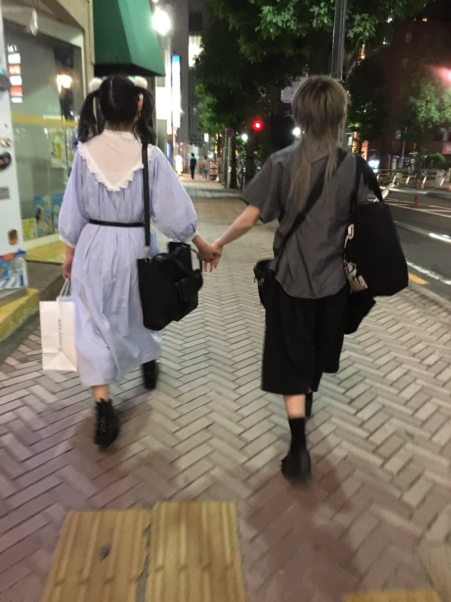 英艶奴 彼氏 小町 の浮気現場を目撃したけど これは浮気相手 しだれ が無理矢理彼氏の手を握ったという解釈でいいかな かな T Co Mevgvdsa5v Twitter