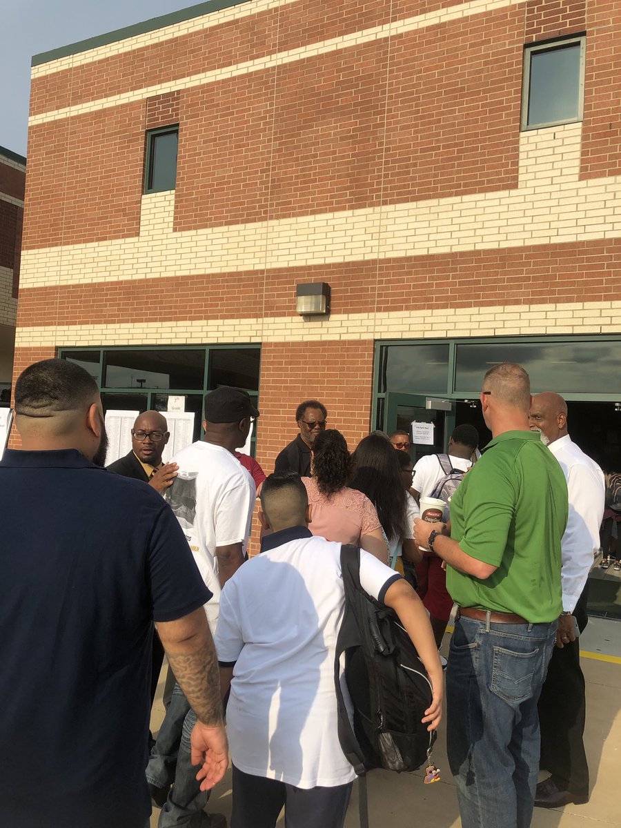 KOSullivanLDISD's tweet image. Polk Middle School is the place to be! You never know who will stop by! @CFBISD #CFBMattersToMe #cfbfirstday #pantherpride @AsstSupt1