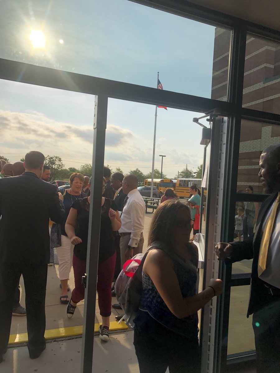 KOSullivanLDISD's tweet image. Polk Middle School is the place to be! You never know who will stop by! @CFBISD #CFBMattersToMe #cfbfirstday #pantherpride @AsstSupt1