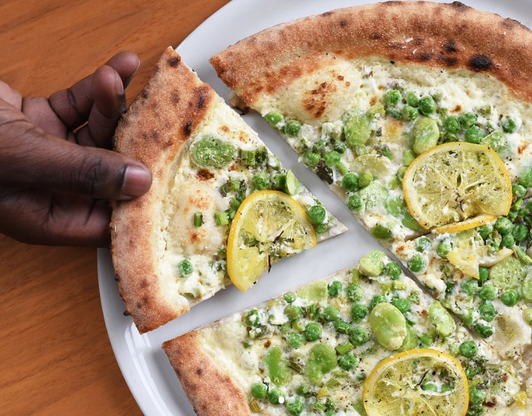 HeraldTowers's tweet photo. Monday blues? We're pretty sure carbs help with that! Especially pizza with a twist from Stella 34 Trattoria, inside Macy's! https://t.co/yNw9sUUzFW