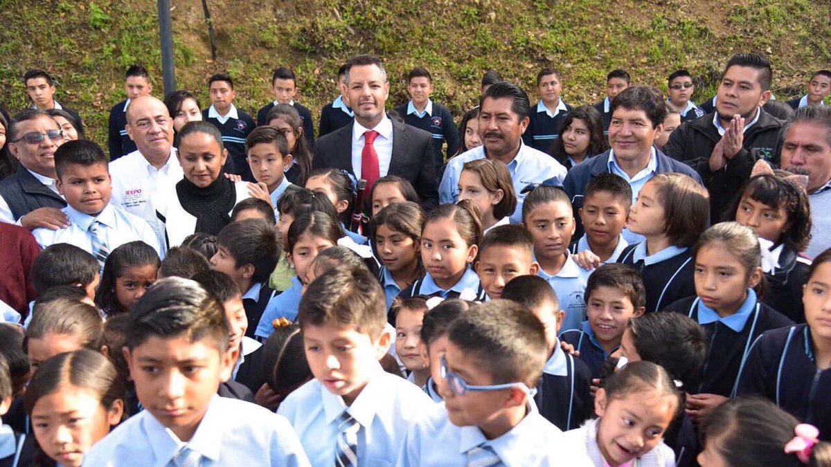 alejandromurat's tweet photo. En la Escuela Primaria "José María Morelos" de la población de Soledad Vista Hermosa, San Agustín Etla, junto a las autoridades del @IEEPOGobOax, padres de familia, alumnos y profesores, inauguramos el ciclo escolar 2018-2019. https://t.co/XklafhsXJe