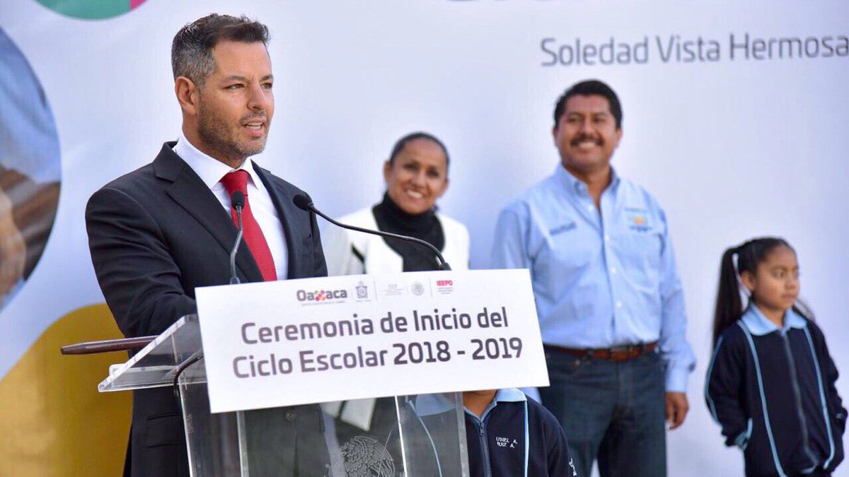 alejandromurat's tweet photo. En la Escuela Primaria "José María Morelos" de la población de Soledad Vista Hermosa, San Agustín Etla, junto a las autoridades del @IEEPOGobOax, padres de familia, alumnos y profesores, inauguramos el ciclo escolar 2018-2019. https://t.co/XklafhsXJe