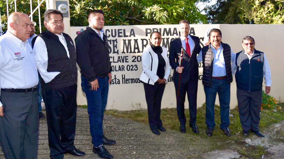 alejandromurat's tweet photo. En la Escuela Primaria "José María Morelos" de la población de Soledad Vista Hermosa, San Agustín Etla, junto a las autoridades del @IEEPOGobOax, padres de familia, alumnos y profesores, inauguramos el ciclo escolar 2018-2019. https://t.co/XklafhsXJe