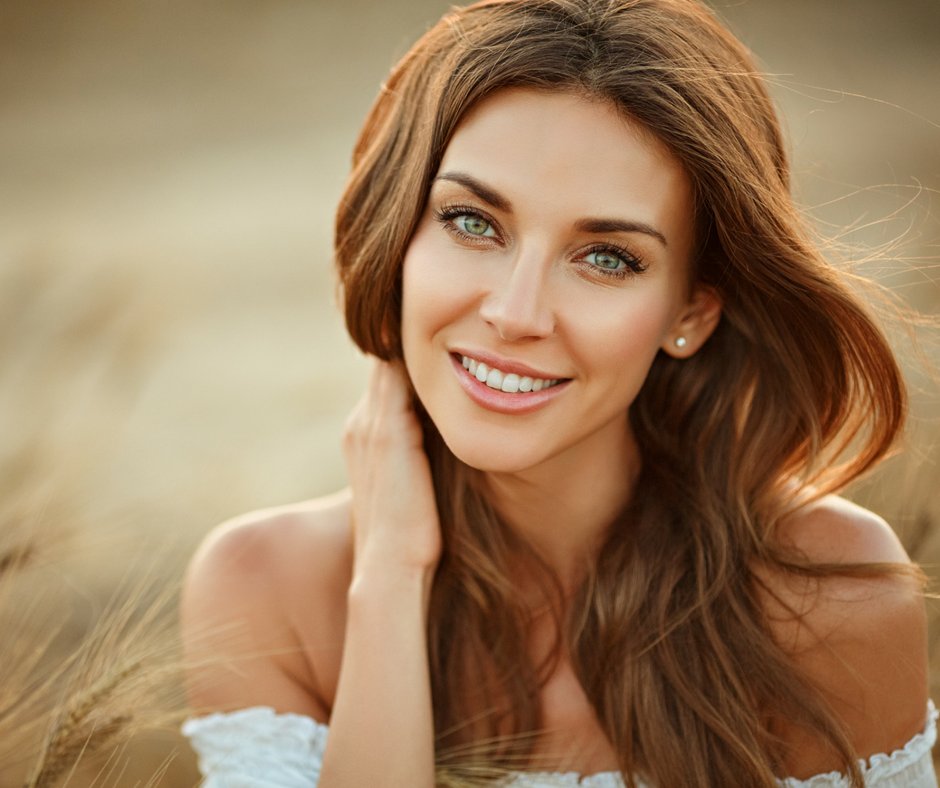 радостная девушка. улыбка освещает лицо. девушка улыбка. улыбка освещает лицо. улыбка.