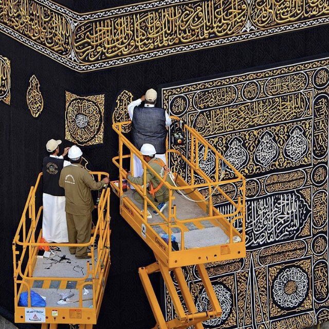 wasim_dr's tweet photo. Kiswah (kaabah's cover) was changed earlier this morning- Day of Arafah. #Hajj2018 https://t.co/eSAOk1cWcP