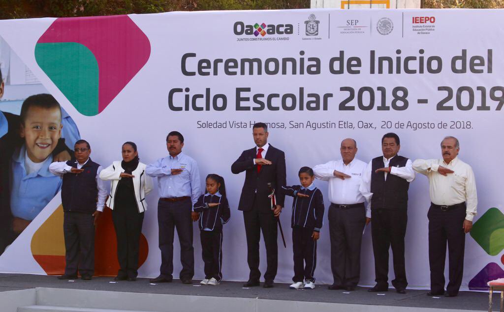 plumastecolote's tweet photo. En #Oaxaca, el gobernador @alejandromurat presidió la ceremonia de inicio del ciclo escolar 2018-2019 en San Agustín Etla, acompañado por el director del @IEEPOGobOax @VillarrealPaco, con quien entregó mobiliario y equipo. @VoceriaGobOax @linea_general https://t.co/B0Xt1KxmcN