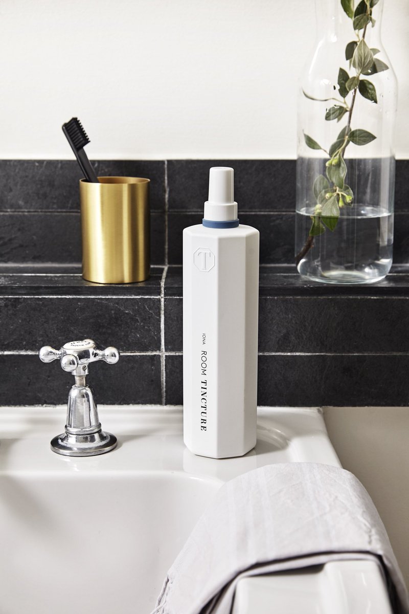 TinctureLondon's tweet photo. The TINCTURE Room spray restores wellbeing with a light aroma of active botanical oils including lavender, clove, rosemary &amp; juniper. These ingredients are known as natural deterrents against all kinds of insects &amp; are safe for the whole family https://t.co/SV2UiWHaQv https://t.co/OqVCMRCa0H