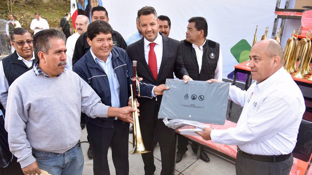 alejandromurat's tweet photo. En este ciclo escolar se entregarán 8 millones de ejemplares de libros de texto gratuito para alumnos de todo el Estado y daremos 330 mil paquetes del Programa de Útiles Escolares en 512 municipios, con una inversión de 35.3 millones de pesos. https://t.co/urygXd4qnD