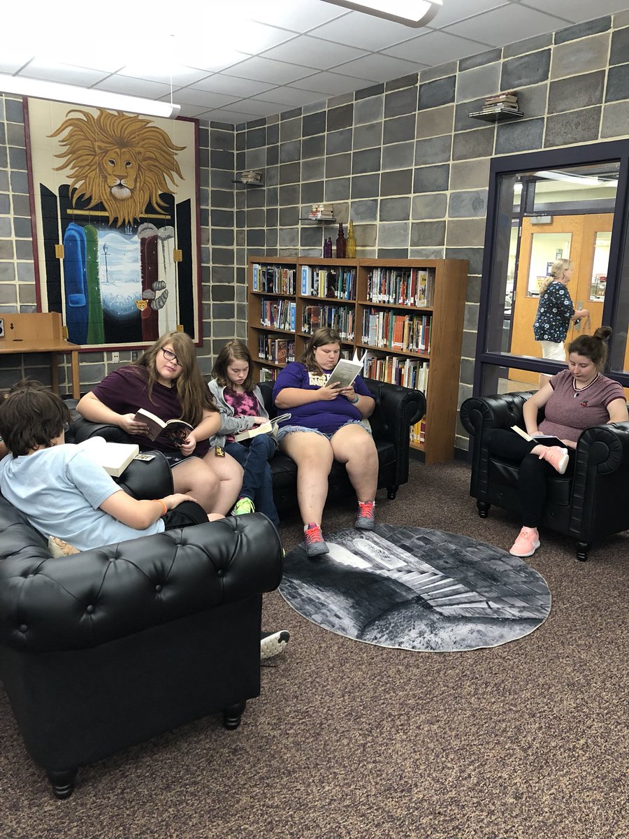 amanda080381's tweet photo. Checking out the new library and getting our read on!  #EWAUBU https://t.co/WFo72z8Hn3