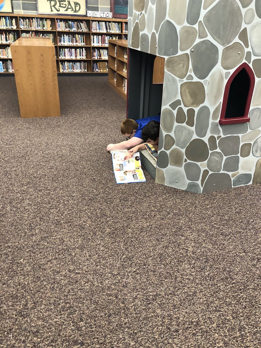 amanda080381's tweet photo. Checking out the new library and getting our read on!  #EWAUBU https://t.co/WFo72z8Hn3