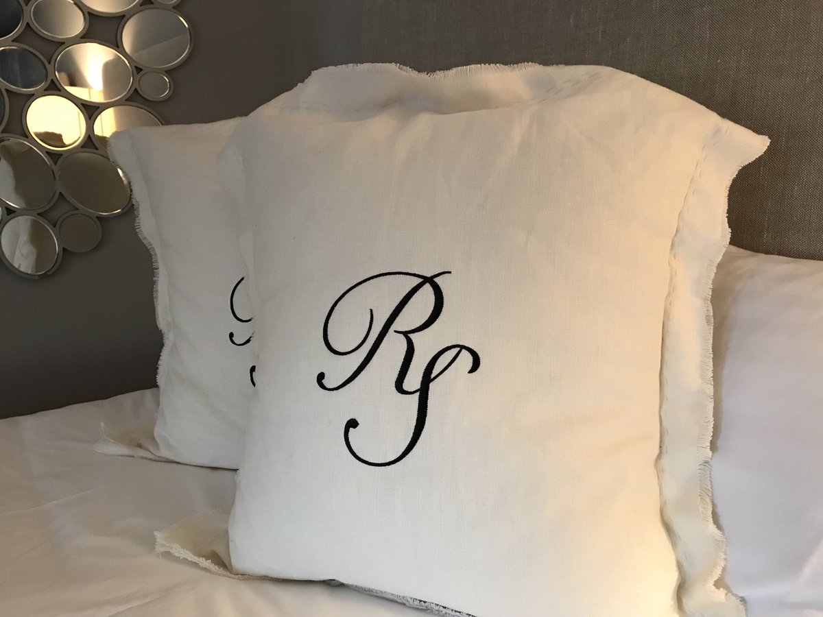 RogerShermanInn's tweet photo. RSI is comprised of 17 beautifully appointed guest rooms which are charming and transporting, with the added convenience of modern-day amenities, private bath, cable TV, WiFi, mini bar, and temperature control. More info out our venue here: https://t.co/gV5GZ2eq45 https://t.co/gbtaDPpGJ1