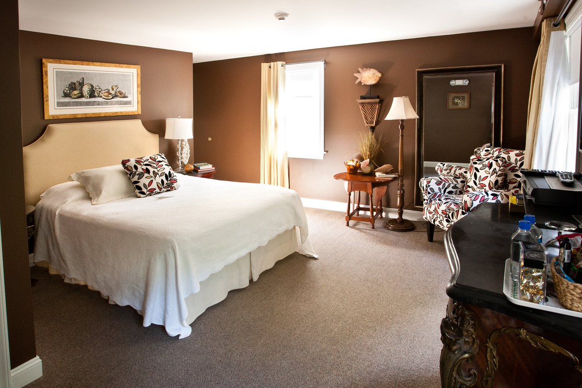 RogerShermanInn's tweet photo. RSI is comprised of 17 beautifully appointed guest rooms which are charming and transporting, with the added convenience of modern-day amenities, private bath, cable TV, WiFi, mini bar, and temperature control. More info out our venue here: https://t.co/gV5GZ2eq45 https://t.co/gbtaDPpGJ1