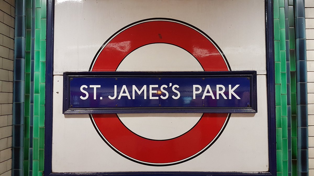 ianVisits on Twitter: "At St. James's Park tube station... ...or is it St.  James' Park https://t.co/1ZS2mliCwD" / Twitter