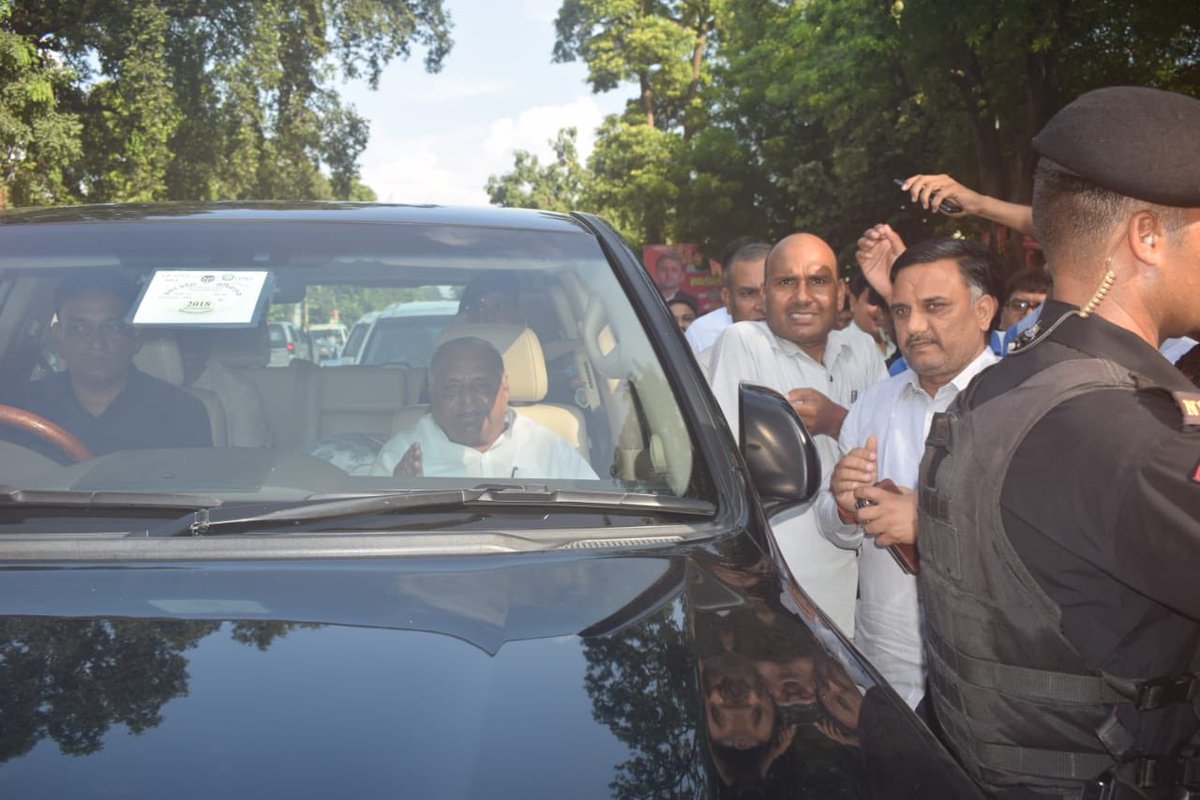 Azamgarh_SP's tweet photo. लोकतंत्र बचाओ,देश बचाओ साइकिल यात्रा आज़मगढ़ से गोरखपुर के दौरान गोरखपुर में कैमरा क्षतिग्रस्त हो गया था कैमरामैन जो बेहद हीं ग़रीब घर का था जब जननायक माननीय राष्ट्रीय अध्यक्ष श्री… https://t.co/I4G3uVSDzc… https://t.co/BPTMNzP09s