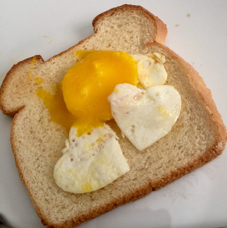Fried egg and buttered toast courtesy of my brilliant, thoughtful daughter.  
❤️🍳