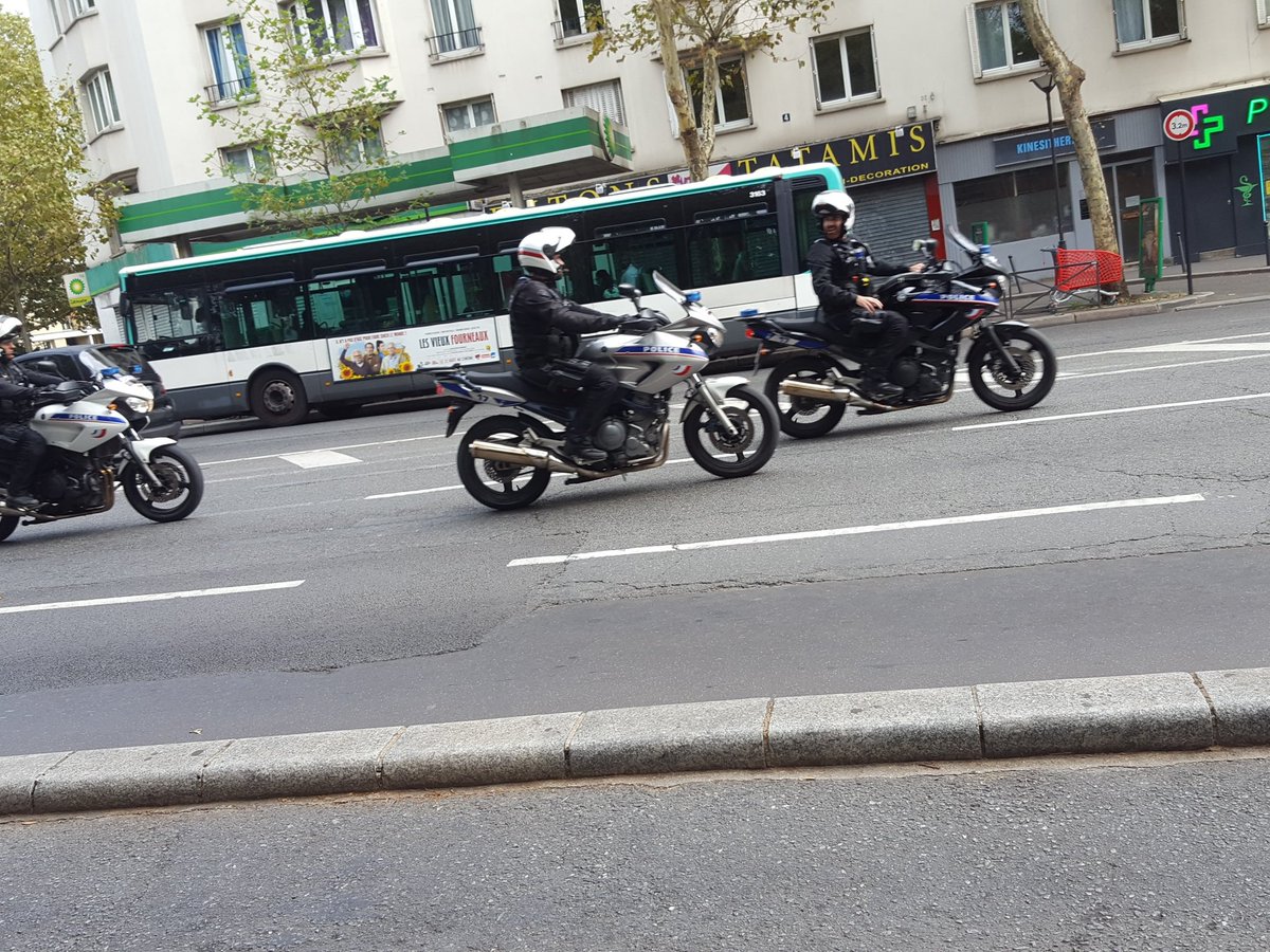 ERtfrance's tweet photo. Les motards arrivent #JeSoutiensLaPolice #Jesoutienskevin https://t.co/1EYYxCPa3R