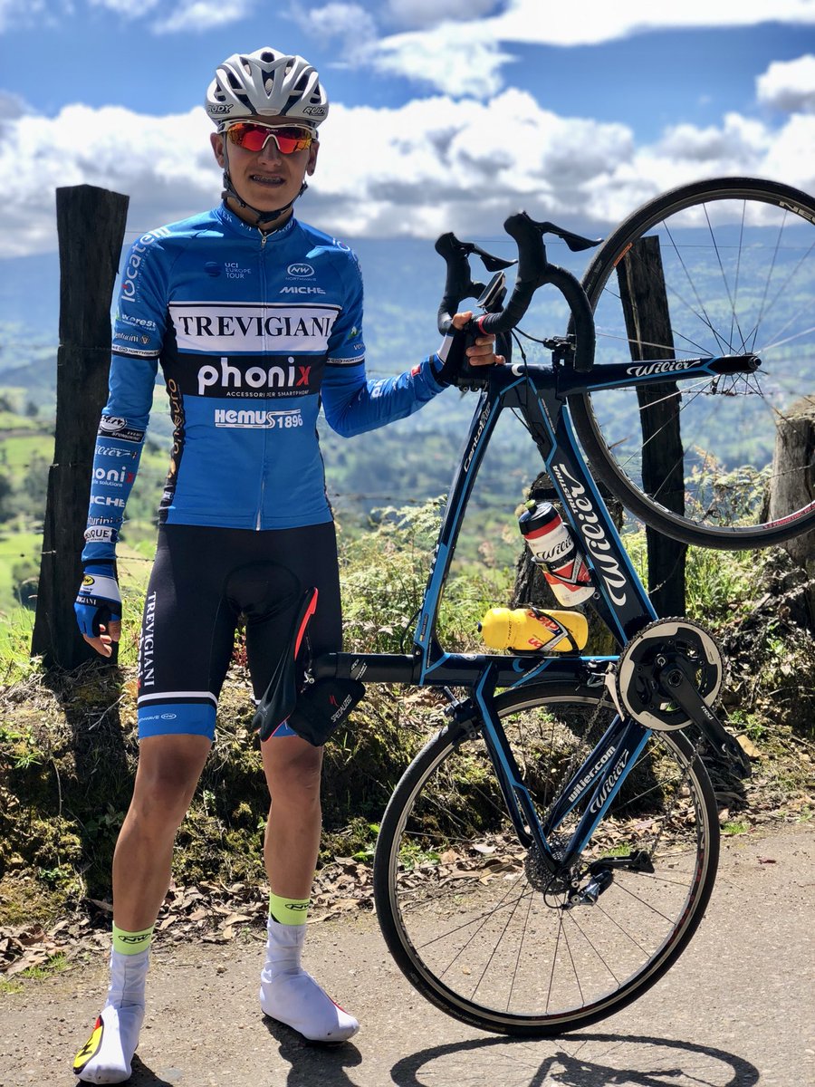 adrianvargas_98's tweet photo. 10% lo que vivas ✔️
90% como lo veas✔️
Disfrutando y viviendo de la mejor manera el día a día siempre de la mano de Dios hoy dosis de ⛰#nuncaterindas 
@trevigianiphonix @newworldcycling @wiliertriestina @rudyproject @northwave_official @miche.italy @astuteitalia https://t.co/JK5g8LdPeT