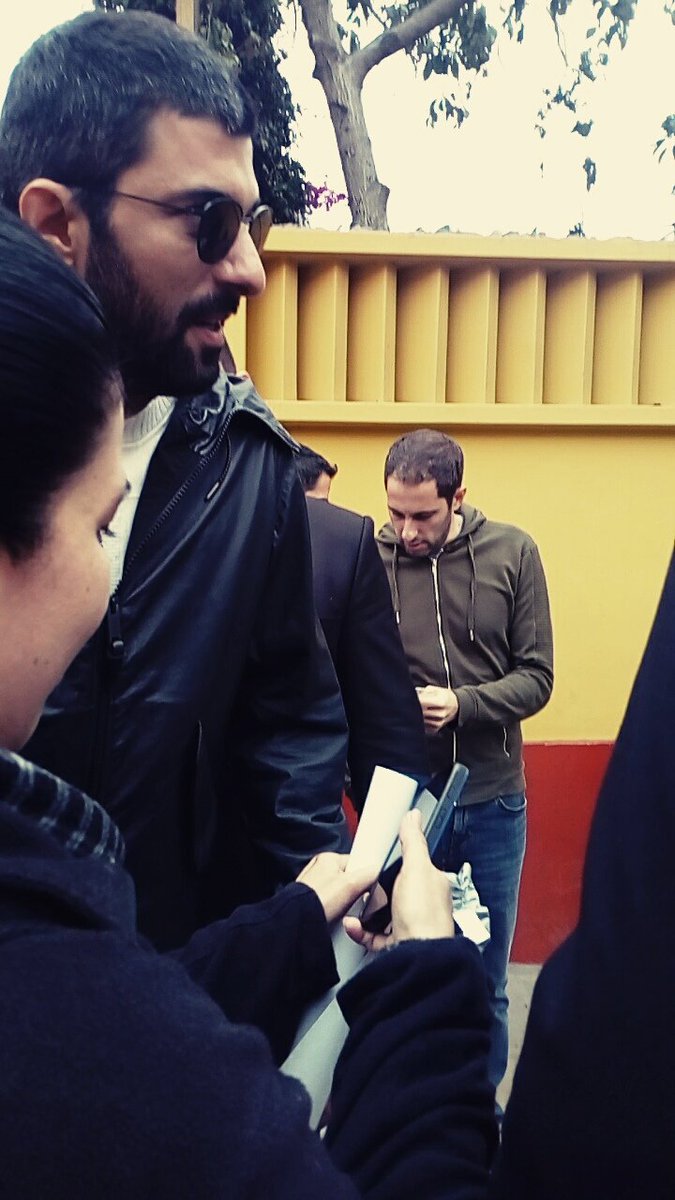 itsDebby13's tweet photo. A pesar de haber sigo una gira muy cansada siempre se dio un tiempo para sus fans 💕 #EnginAkyürek #EnginLatAmVisit 
(yo tomé estás fotos) https://t.co/IWvCkpYdYT