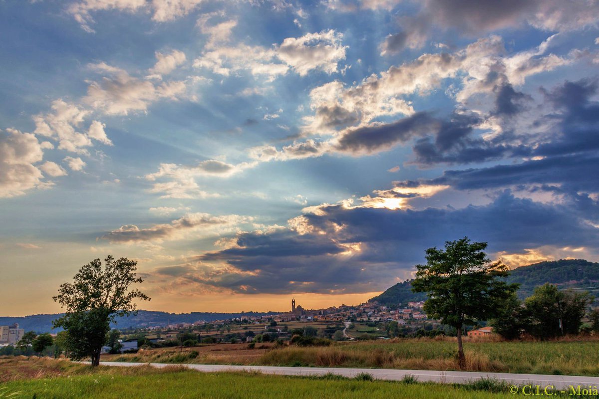 MeteoMoia's tweet photo. #Raigs #Crepuscolars d'aquesta tarda des de #Moià #Moianès @meteocat #324eltemps @bcnmoltmes @AlfredRPico @ARAmeteo @meteorac1 @meteo8aldia @alcantara_alb @rbartolisala https://t.co/JYCk8lOpUG