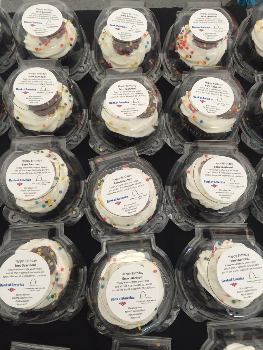 katie314fischer's tweet photo. The #STL @BankofAmerica volunteers are handing out free cupcakes at the @GatewayArchSTL today to celebrate Eero Saarinen's birthday. We're so inspired by his vision. #BofACupcakes4Eero #yourarch https://t.co/i9aAeHiVuE