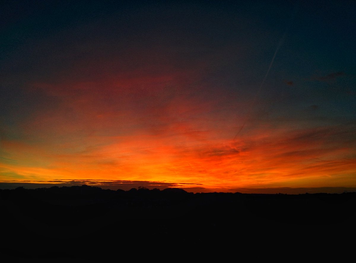 LarisaFoto's tweet photo. Just some random English sunsets, September 2015. #photography #instaphotography #instaphoto #holiday #vakantie #instacation #England #Kent #sunset #zonsondergang #skyporn #cloudporn #sunset_pics #sunset🌅 #sunset_madness #500pxrtg #sunsets #sunset_pics https://t.co/Pwj0srjljm