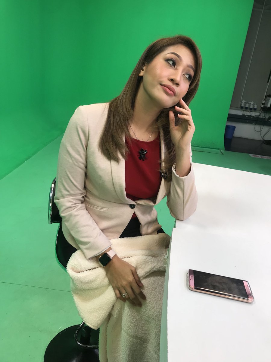 EzreenaAH's tweet photo. Kalau korang nak tahu dalam studio news sejuk sampai ke tulang. 😂 https://t.co/QeLTeHzXp6