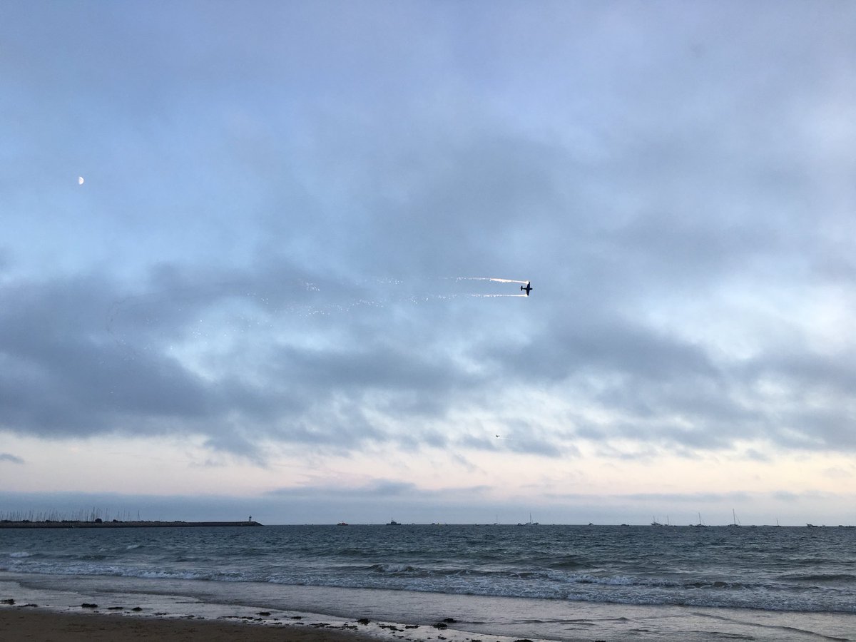 Brigitte_Ba's tweet photo. Dans le ciel de @pornichet44, la Patrouille #Swift pour un ballet aérien poétique au crépuscule... #Pornichet #PleinVol #avgeek https://t.co/ygA9YzMcy8