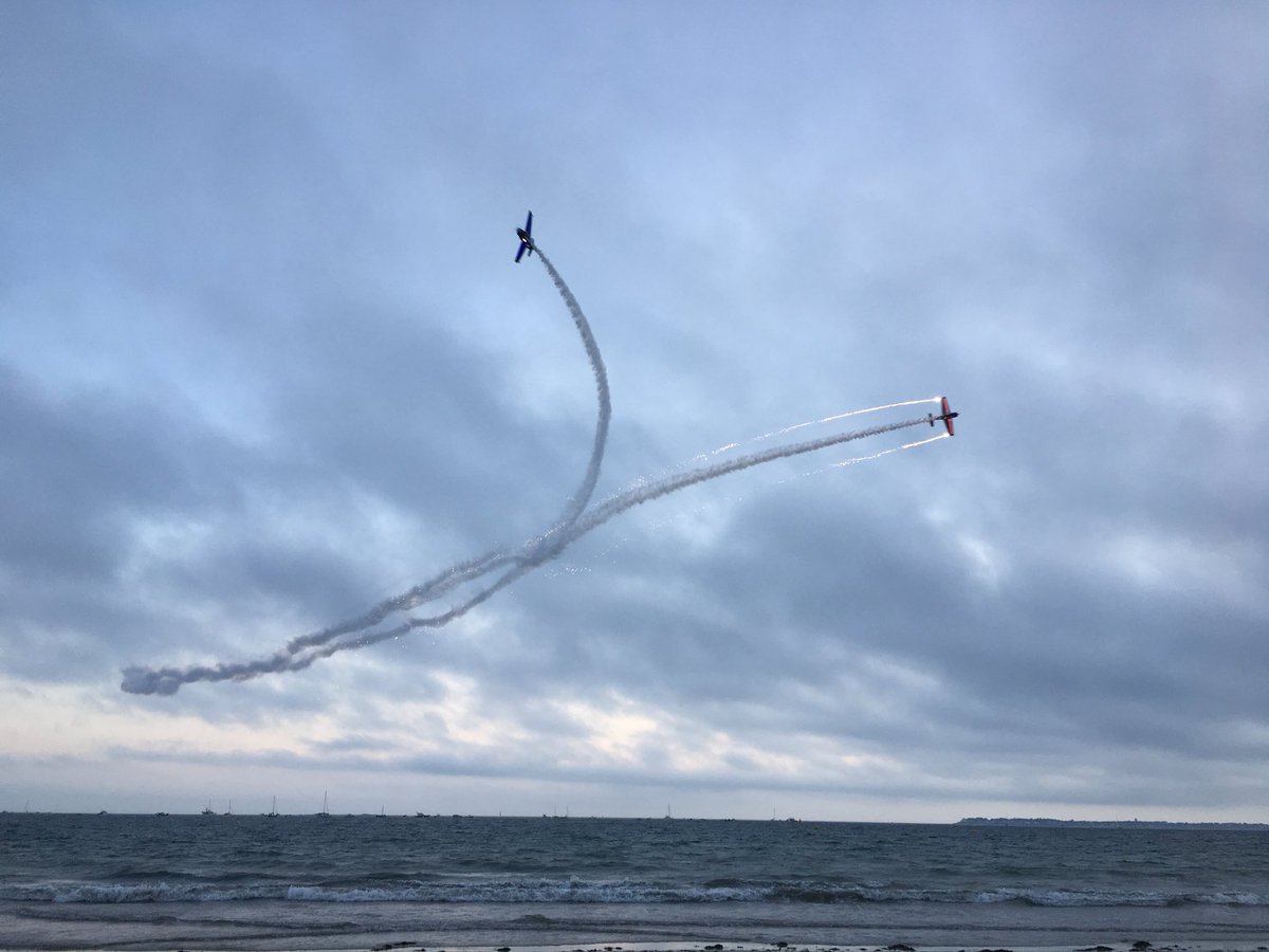 Brigitte_Ba's tweet photo. Dans le ciel de @pornichet44, la Patrouille #Swift pour un ballet aérien poétique au crépuscule... #Pornichet #PleinVol #avgeek https://t.co/ygA9YzMcy8