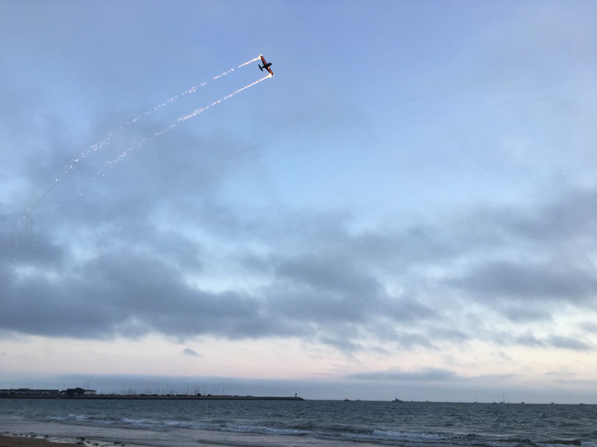 Brigitte_Ba's tweet photo. Dans le ciel de @pornichet44, la Patrouille #Swift pour un ballet aérien poétique au crépuscule... #Pornichet #PleinVol #avgeek https://t.co/ygA9YzMcy8