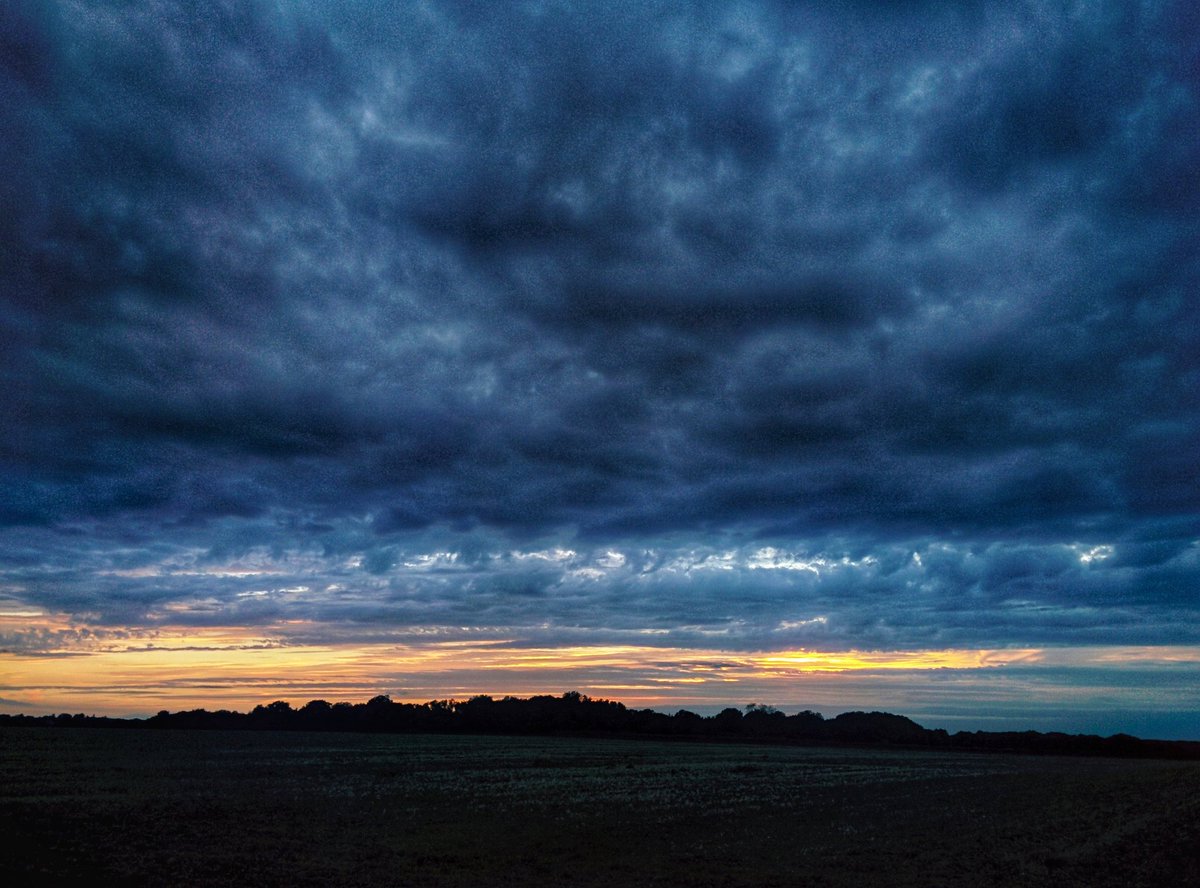 LarisaFoto's tweet photo. Just some random English sunsets, September 2015. #photography #instaphotography #instaphoto #holiday #vakantie #instacation #England #Kent #sunset #zonsondergang #skyporn #cloudporn #sunset_pics #sunset🌅 #sunset_madness #500pxrtg #sunsets #sunset_pics https://t.co/Pwj0srjljm