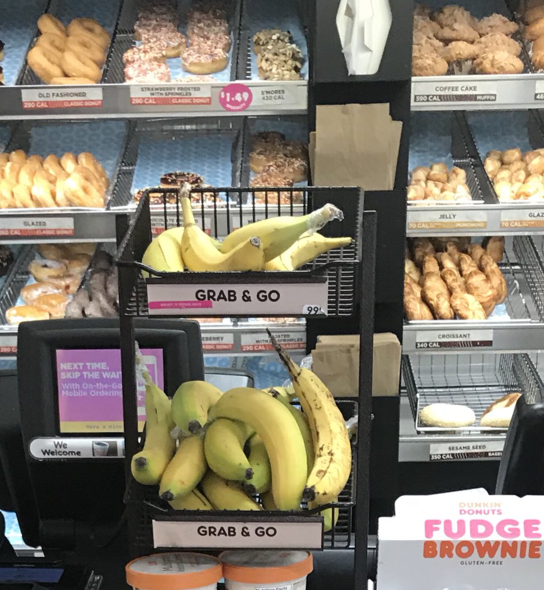 JimmyinBoston's tweet photo. Come on DnD’s step up your game... Only one of these bananas are @mycorreale style and ready to be eaten!
#IfItAintBrownPutItDown
#FruitTalk https://t.co/EVCBsJNc1O