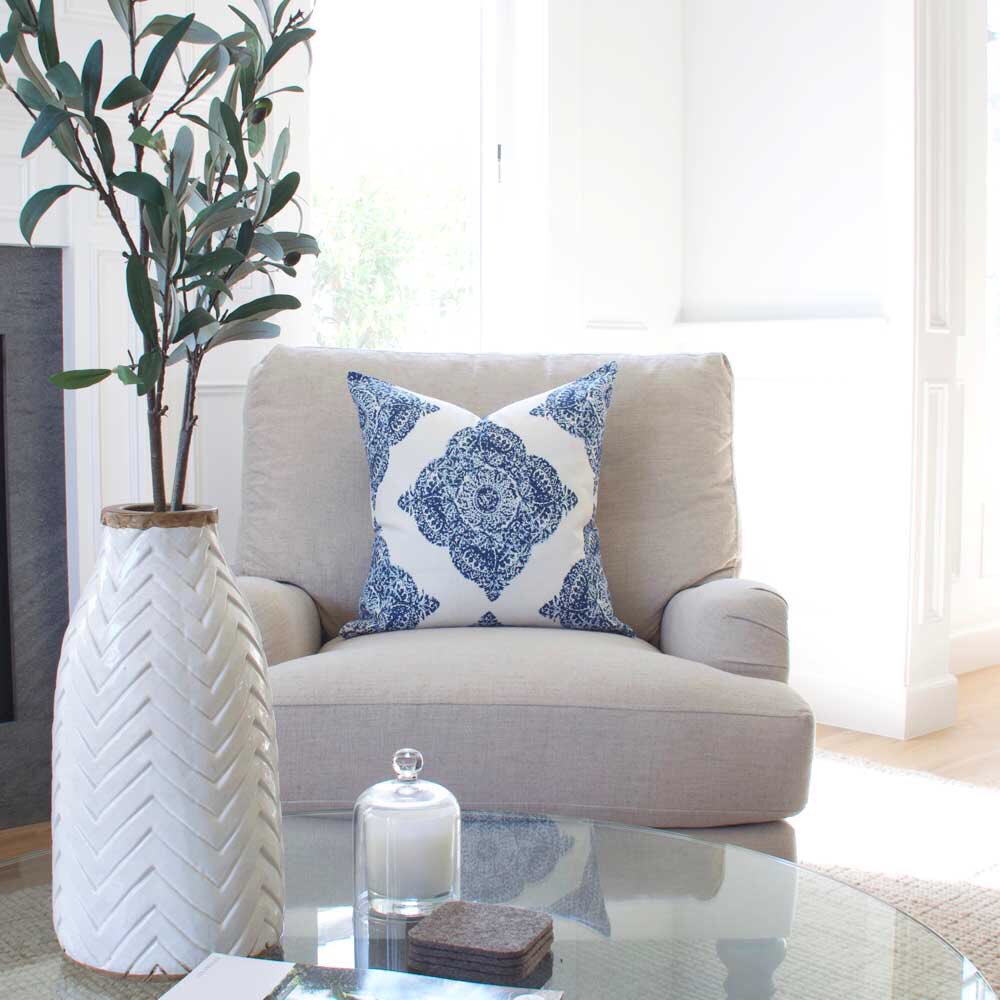 ChloeandOlive's tweet photo. Picked up this chevron vase at a local mom and pop store (support locally made!) and added an olive branch to the mix. We just love how a little bit of greenery can really make a room come alive
.
#cushiondesign #decorideas #inspireushomedecor #decorgirlstag #instadecorating https://t.co/S03cJi6Wa3