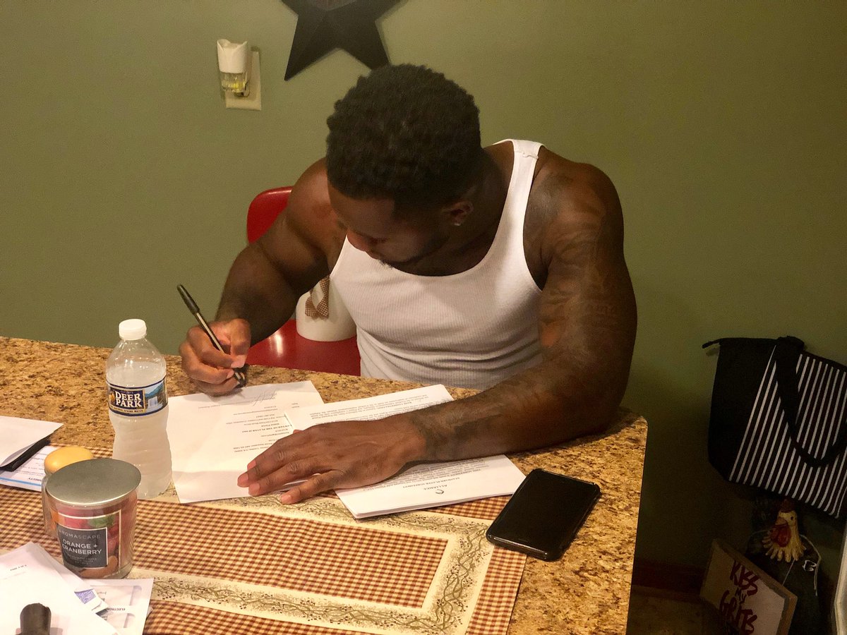 d_lamar4's tweet photo. 2 years ago 9/17/16 doctors said it was a possibility I’d never walk again and for sure never play ball again.. 8/14/18 I signed a 3 year contract to play professional football. It’s never too late, you’re never too broken, and with God in your corner all things are possible https://t.co/nxZIMO7Jv8
