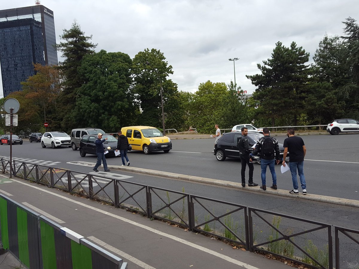 ERtfrance's tweet photo. Changement de position à l'entrée du périphérique. #manif #Jesoutienskevin #Jesoutienslapolice https://t.co/fFy7eyXuwm