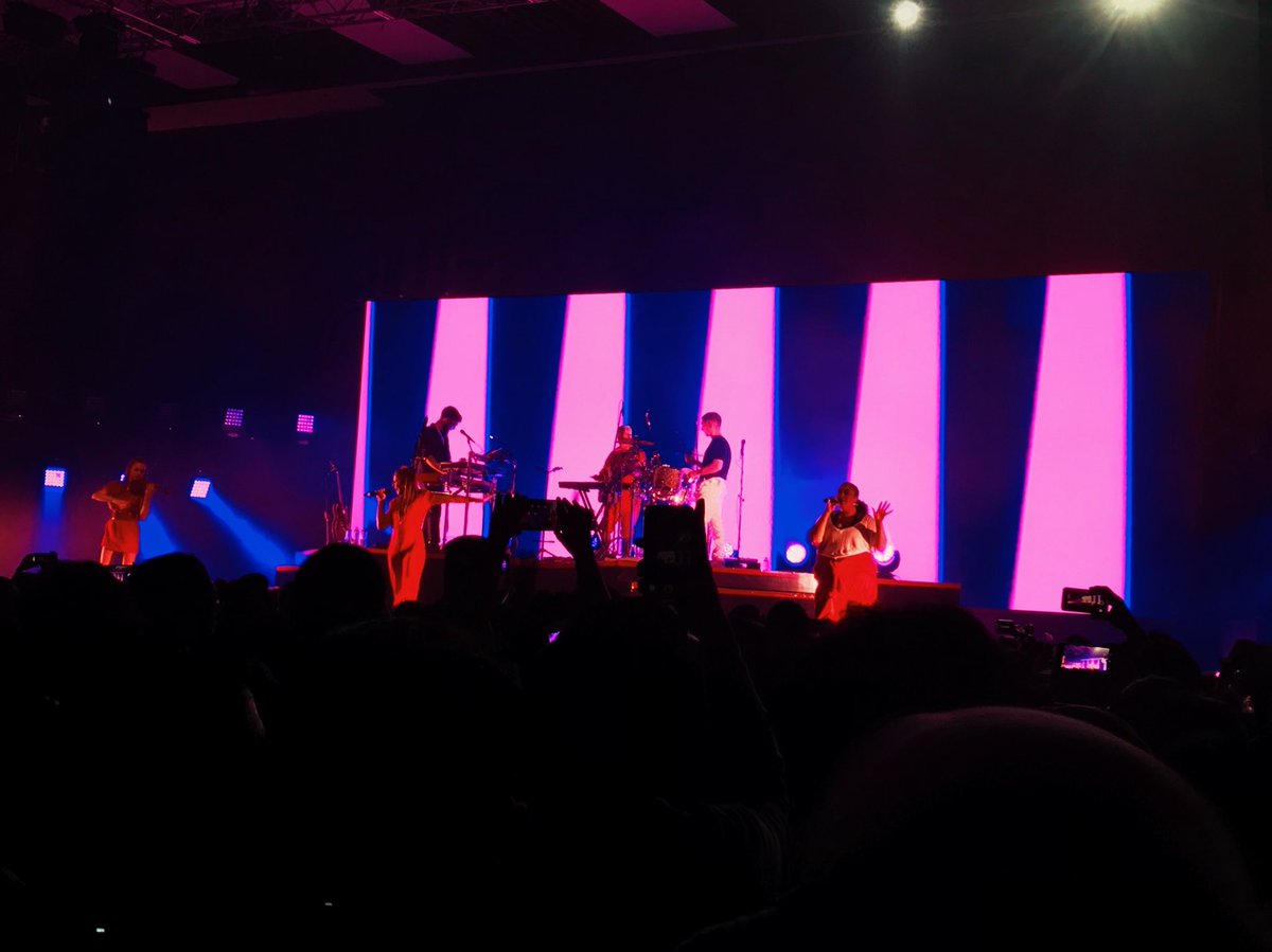 BookMyShowID's tweet photo. Siapa yang juga nonton Clean Bandit??! RETWEET coba 💖💖

#CleanBanditJKT https://t.co/6FdcngVlde