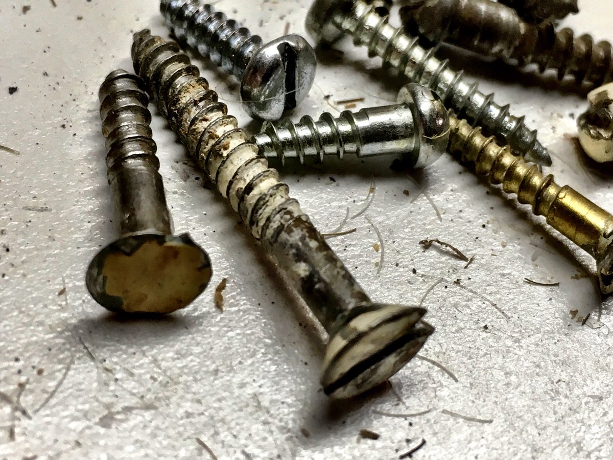 CamosunET's tweet photo. #frugal who uses slot headed screws anymore? https://t.co/0mqAlEoX2X