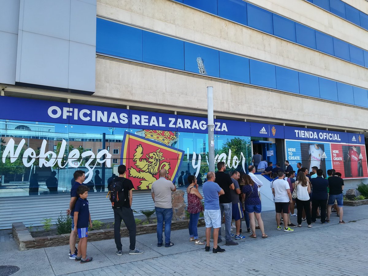 La afición del Real Zaragoza hace cola en las oficinas del club (Foto: RZ).