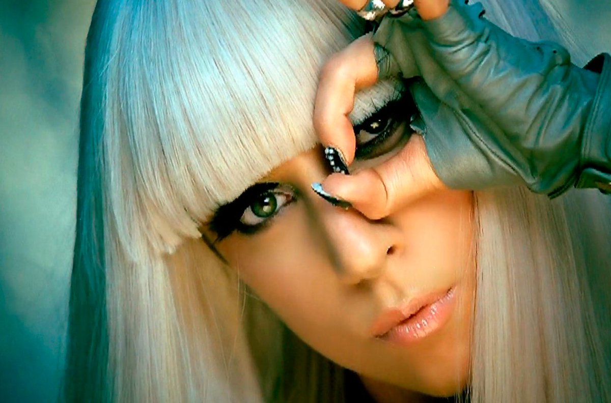 RDTLadyGaga's tweet photo. CNN exibe documentário sobre os anos 2000 na TV e destaca o impacto de Lady Gaga no mundo da música.

Assista e confira a tradução: https://t.co/55LDP1FHQ4 https://t.co/xABqo7wQk3